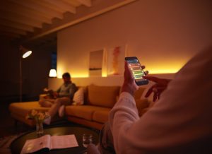 Philips Hue zeigte auf der IFA das erweiterte Funktionsangebot: neben der Kompatibilität mit Apple HomeKit kommt mit „Philips Hue Entertainment” eine neue Dimension der Lichtgestaltung im Eigenheim.  