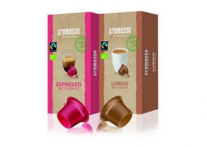 Im Rahmen eines „Café Cremesso“ im Null-Energie-Bilanzboutiquehotel Stadthalle Wien präsentierte der Schweizer Kaffeekapsel- und Maschinenhersteller Cremesso seine neueste Kapselgeneration: eine biologisch abbaubare Kaffeekapsel. Die Kapsel besteht aus PLA, einer natürlich vorkommenden Milchsäure, die aus nachwachsenden Rohstoffen, wie bsp Zuckerrohrfasern und Maisstärke, gewonnen wird. IN den Kapseln befinden sich die Bio und Fairtrade-zertifizierten Kaffeesorten „Espresso Bio Classico“ und „Lungo Bio Crema“. 