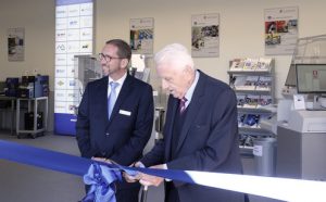 Eröffnung des Showrooms durch den Firmengründer Friedrich Thonauer (re.) und Geschäftsführer Werner Renner. (©Lighthouse Werbeagentur)
