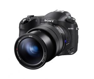 Mit der RX10 IV bringt Sony einen echten Alleskönner für ambitionierte Fotografen, der dementsprechend auch nicht ganz billig ist.
