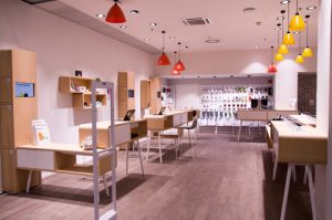 Der neue Concept Store von Drei in der Wiener Milenium City. Ein helles offenes Design soll die Kunden in die Shops einladen. (Foto: Schebach)