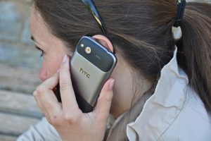 Bei Telefonanten und Downalds im Ausland entstehen den Mobilfunkanbietern aufgrund der höheren Vorleistungspreise bis zu fünf Mal so hohe Kosten, als im Inland. (Foto: Joachim Kirchner/pixelio.de)