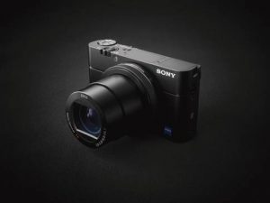 …bis hin zur extrem schnellen Premium Kompaktkamera DSC-RX100 V…
