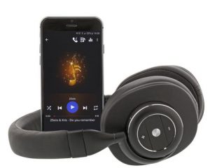 „Das drahtlose On-Ear Headset mit Bluetooth Technologie spielt bei aktiver Geräuschunterdrückung bis zu acht Stunden Musik bis zu einer Entfernung von zehn Metern von der Audioquelle“, beschreibt der Hersteller.