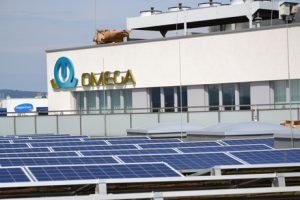 Das Omega Firmengebäude wird seit August mit hauseigenem Sonnenstrom versorgt – rund die Hälfte des Bedarfs kann damit abgedeckt werden. (©Omega)
