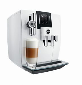Die Jura J6 erzielte im Test der Stiftung Warentest von zwölf getesteten Kaffeevollautomaten mit 72 Prozentpunkten die Bestnote 1,9.  (Foto: Jura)