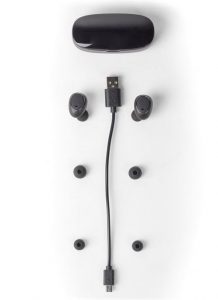 Die Sweex True Wireless Bluetooth In-Ears werden komplett mit Aufbewahrungsbox, Ladegerät, drei Paar Silikon-Ohrstöpsel und Ladekabel geliefert. 