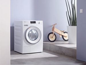 Zum Jahresauftakt verlängert Miele die beliebte Aktion „Clever sparen“ mit den beiden attraktiven Waschmaschinen-Modellen WDB 030 WCS und WDB 030 WPS bis Ende Juni 2018. (Foto: Miele)