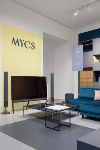 Durch die neue Kooperation können Kunden direkt im MYCS Showroom und online ihren Loewe Fernseher passend zur Einrichtung konfigurieren.
