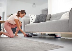 Dank der Flexibilität des SpeedPro Max haben auch flache Möbelstücke sauberen Boden unter den Füßen.
