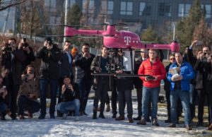 Zur Inbetriebnahme seines ersten 5G-Live-Netzes demonstrierte T-Mobile den ersten 5G-Drohnenflug Europas. (Foto: T-Mobile) 