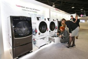 Mit der TWINWash bietet LG die ultimative All-in-One-Waschlösung, bestehend aus einer Haupt- und Mini-Waschmaschine sowie einem Trockner. (©LG Electronics)
