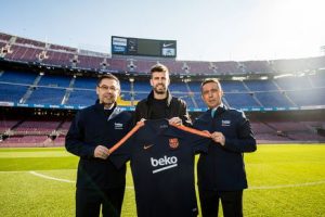 Präsident des FC Barcelona Josep Maria Bartomeu, Barcelona-Star Gerard Pique sowie der stellvertretende Vorstandsvorsitzende der Koç Holding, Ali Y. Koç, bei der Vorstellung der neuen Sponsoring-Vereinbarung. 