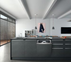 Der Geschirrspüler Grundig GVN 41835 soll sich in jede Küchenzeile einfügen. Die Türscharniere passen sich automatisch an das Gewicht der Möbelfront an - bis zu Fronten mit 9 Kilogramm. 