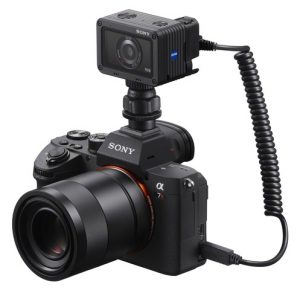 Mit dem VMC-MM2 Kabel lassen sich Sony Kameras mit dem Ultrakompaktmodell RX0 verbinden und dadurch beide Kameras zeitgleich aus ähnlicher Perspektive auslösen – wahlweise für Fotos oder Videos.
