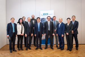 Die chinesische Delegation um Shu Yinbiao, Vorsitzender der State Grid Corporation of China, traf in Wien mit Vertretern des OVE und heimischer Energieunternehmen zusammen. (Fotos: OVE/M. Steiner)

