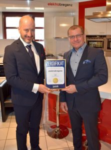 András Wiszkidenszky, Regional Director von Superbrands Austria, überreicht das Superbrands Zertifikat an Christian Schimkowitsch, Geschäftsführer der Elektra Bregenz AG (rechts).
(Foto: Elektra Bregenz AG)