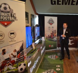 Reinhard Hübner, Product Specialist TV/AV bei LG in Österreich, präsentierte die limitierten TVs für die Fußball WM. (Fotos: LG Electronics)
