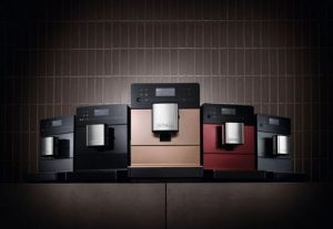 Miele bietet seine neuen CM5-Kaffeevollautomaten in vier Ausstattungsvarianten und fünf Farben an.