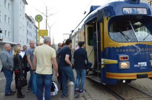 Nach der Schulung ging AGFEO mit den Partner auf Strecke. Mit dem Sparrenexpress, der Bielefelder Party-Tram, ging es durch die Stadt. (Foto: Schebach)