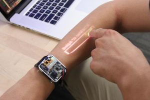 Forscher haben einen Prototyp der „LumiWatch“ entwickelt, eine neuartige Smartwatch, die sich über die Haut ihres Trägers steuern lässt. (Bild: Screenshot http://hcii.cmu.edu/research/lumiwatch)