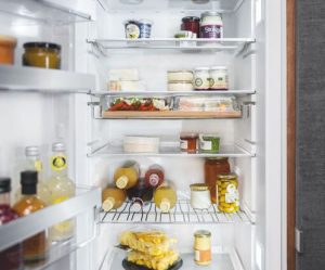 Neff präsentiert neue Kühlschrank Accessoires. Dazu zählt das neue GourmetTablett. „Vier voneinander getrennte Glasschalen nehmen alles auf, was klein und fein ist, kühl aufbewahrt und doch attraktiv präsentiert werden soll“, so Neff. 