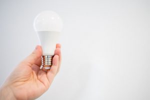 LED-Lampen konnten sich in den letzten Jahren qualitativ stark verbessern. Besonders in Sachen Energieeffizienz gibt es jedoch große Unterschiede zwischen den einzelnen Produkten. topprodukte.at unterstützt bei der Auswahl des geeigneten Leuchtmittels. (©BMNT/Paul Gruber)
