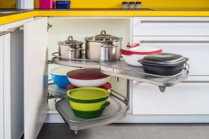 Die Stauraumwunderküche designed für Tupperware wird in den Katalogen von Küche&Co und Tupperware präsentiert und wird in den teilnehmenden Küche&Co Studios erhältlich sein. 