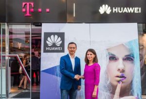 Yanmin Wang, President Huawei CEE & Nordic Region Consumer BG, sowie Maria Zesch, CCO T-Mobile Austria eröffnen offiziell den ersten gemeinsamen Store von Huawei und T-Mobile. (Foto: Huawei)