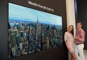 Als erstes Unternehmen mit OLED-Großbildfernsehern in Massenfertigung positioniert sich der OLED-Pionier LG mit einem imposanten 8K OLED-TV weiterhin als Innovationsführer für fortschrittliche Premium-TV-Technologie. (©LG)
