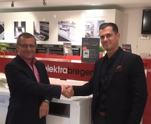 CEO Christian Schimkowitsch begrüßt den neuen Vertriebsdirektor Markus Weinhappl an Bord der Elektra Bregenz AG.  
