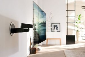 Eine neue Kooperation mit Vogel’s rückt den Loewe TV völlig automatisiert in die gewünschte Perspektive.