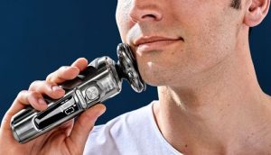 Der neue Prestige Nass- & Trockenrasierer 9000 von Philips überzeugt durch einen intelligenten BeardAdapt-Sensor, flexible Scherköpfe und kabelloses Laden mithilfe des stylischen Qi-Ladepads. 