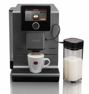 Nivona präsentiert die Kaffeevollautomatenmodelle NICR 970 und NICR 960 aus der neuen 9-er Baureihe. Mit ihnen soll der Kaffeebezug noch komfortabler, noch einfacher und noch selbsterklärender von Statten gehen. Im Bild sehen Sie das Modell NICR 970 mit einer Front in Titan. 