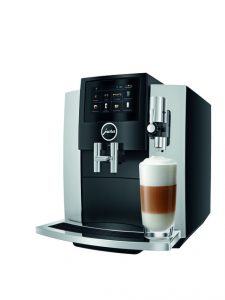 Im jüngsten Kaffeevollautomatentest des VKI und der Stiftung Warentest konnte die JURA S8 sowohl mit ihrem feinporigen Schaum, dem intensiven Geschmack sowie derfesten Crema und vor allem auch Dank des großen, bedienungsfreundlichen Displays durchsetzen. 