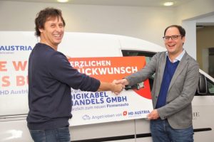 Peter Kail, Geschäftsführer der Eviso Austria GmbH, verantwortlich für die Marke HD Austria (re.) gratulierte dem glücklichen Gewinner Roman Neubauer, Geschäftsführer der DIGIKABEL Handels GmbH in Bruck an der Leitha.
