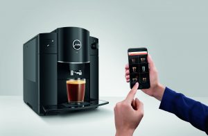 Die neue D4 richtet sich vor allem an Endkonsumenten, die ihren Kaffee gerne schwarz trinken. Die Funktionen wurden auf das Wesentliche reduziert. OPtional lässt sie sich allerdings mit Smart Connect ausstatten.