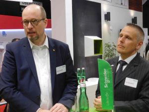 Markus Hettig, Vice President Building Schneider Electric DACH, unterstützte Karl Sagmeister, Country General Manager Österreich (rechts), bei der Präsentation.