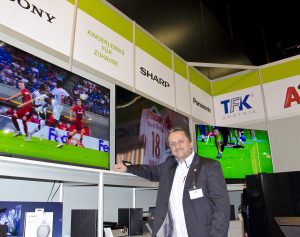 Am Messestand von TFK wurde ein breites Sprektrum geboten: Im TV-Bereich präsentierte Produktmanager Ernst Hofer aktuelle Modelle von Panasonic, Sharp und Sony.