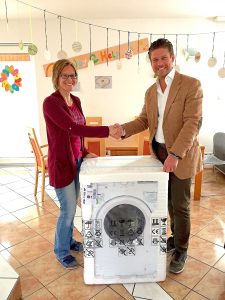 hilipp Breitenecker übergibt die Beko WML 71438 NP an die diplomierte Sozialpädagogin Manuela Schrey. Ab sofort kann daher im Familienhaus im 22. Wiener Gemeindebezirk wieder Wäsche gewaschen werden.
