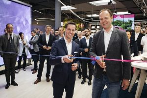Marvin Peters, Director Mobile, Samsung Austria, und Jan Willem Stapel, CCO Consumer, Magenta Telekom, eröffneten gemeinsam den Innovation Shop.