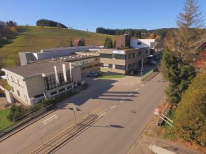 Hauptsitz von Wiha ist Schonach im Schwarzwald. Hier werden die weltbekannten Schraubenzieher entwickelt und hergestellt. Wiha verfügt heute weltweit über zahlreiche Tochtergesellschaften und Standorte.