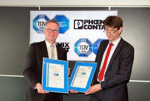Phoenix Contact CTO Roland Bent (li.) nimmt die Zertifikate von Jens Butenandt (CTO Product Service, TÜV Süd) entgegen.