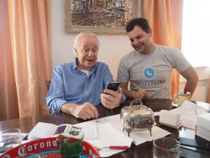 Der Linzer Hersteller von Seniorentelefonen und das Wiener Start-up Helferline starten eine Kooperation, um Senioren den Zugang zum digitalen Zeitalter zu erleichtern.