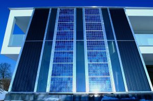 Die Elektro- und PV-Branche steht einer Solarverpflichtung für Bundesgebäude grundsätzlich positiv gegenüber, mahnt jedoch, dass dies nur ein erster Schritt in Richtung Klimaziele sein könne.