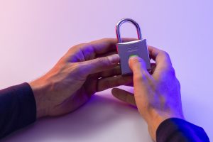 Finger drauf – Schloss geht auf. Das ABUS Touch ist das erste Vorhangschloss des Sicherheitsspezialisten, das mittels individuellem Fingerabdruck statt mit einem Schlüssel entriegelt wird.
