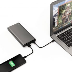 Der schnellladefähige USB-C-Power Pack mit 26800 mAh versorgt nicht nur Smartphone und Tablet, sondern sogar Notebooks für viele weitere Stunden mit frischem Strom.