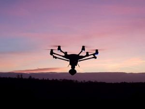 Die Arbeit mittels Drohnen ist oft schneller, günstiger und zuverlässiger als herkömmliche Methoden, weshalb die Drohnentechnologie aus vielen wirtschaftlichen Bereichen nicht mehr wegzudenken ist, wie Experten sagen. (Bild: Sven Löffler/ pixelio.de)