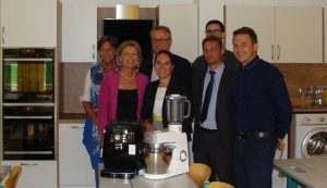 Christine Kühr gemeinsam mit NEFF-Markenchef Thomas Pfalzer bei der Übergabe der neuen Geräte an das Team der Berufsschule Hartberg.