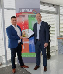 Der Vertrag ist unterzeichnet und Hermi als neuer Premium-Partner freut sich über die Kooperation mit der e-Marke Austria – im Bild: Daniel Fischer, verantwortlich für den Vertrieb in Österreich, und Geschäftsführer Miran Rauter (re.).